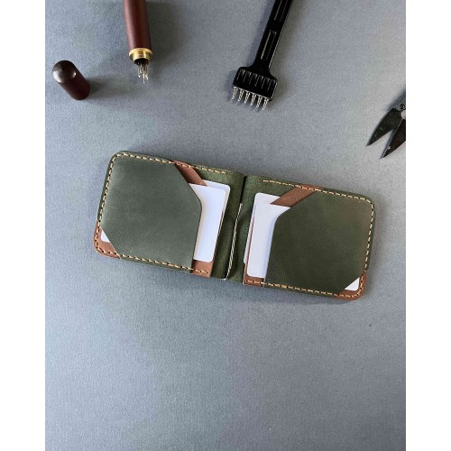 Шкіряний затиск для купюр Pulse. Зелений + коньяк (в подарунковому пакуванні) Шкіряний затиск для купюр Pulse. Зелений + коньяк (в подарунковому пакуванні)